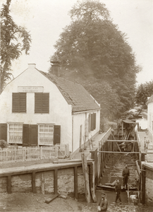 94628 Gezicht op de drooggelegde sluis in de Leidsche Rijn bij de Stadsdam te De Meern tijdens herstelwerkzaamheden; ...